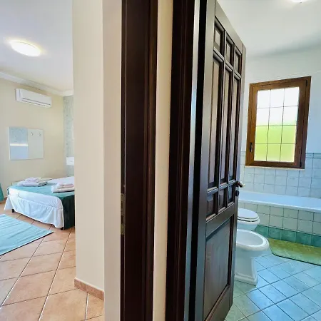 Casa Aieddu فندق تيراسيني